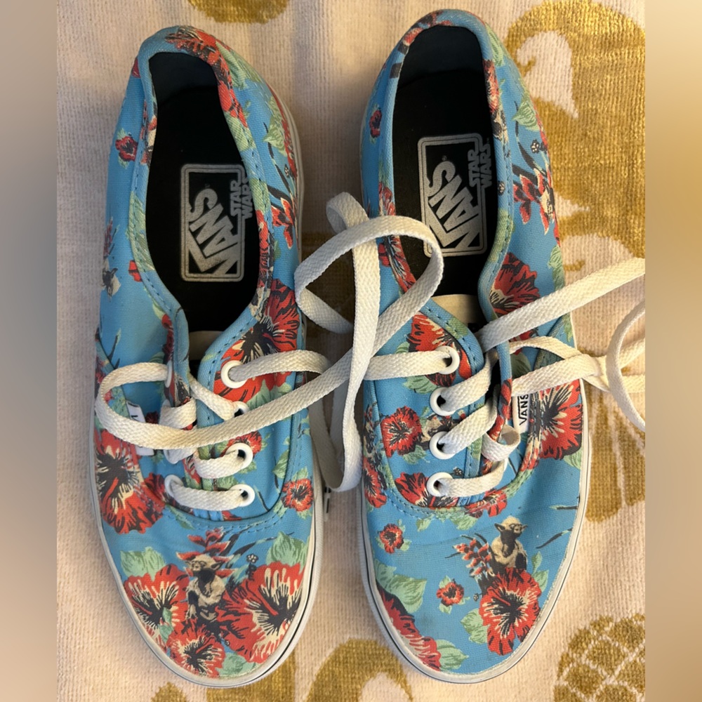 RARE Women’s Vans x Star Wars Yoda Aloha sneakers Size 5.5 - men’s 4Y - LIKE NEW